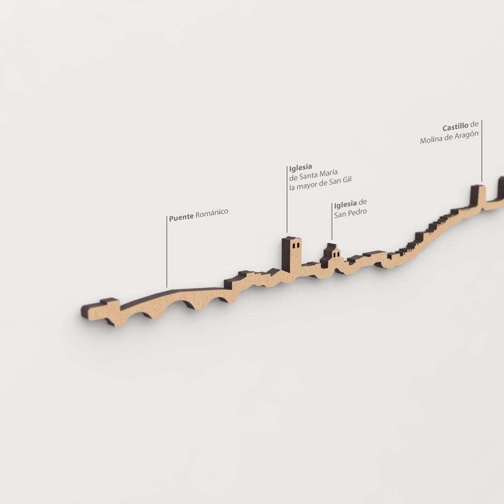 Vista detallada de la Iglesia de San Pedro en el skyline de Molina de Aragón color marrón.