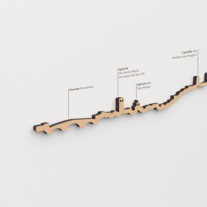 Vista detallada de la Iglesia de San Pedro en el skyline de Molina de Aragón color marrón.