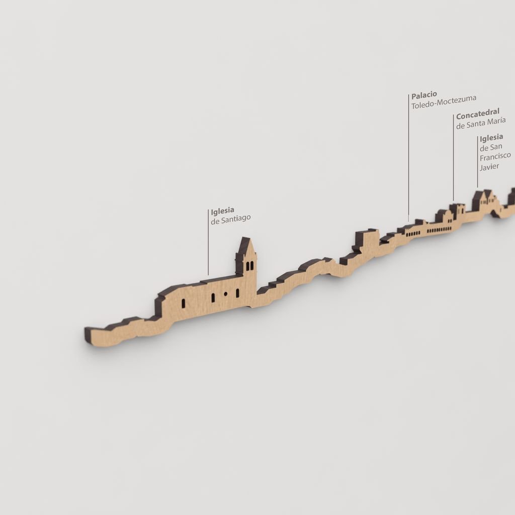 Vista detallada de la Iglesia de Santiago en el skyline de Cáceres color marrón.