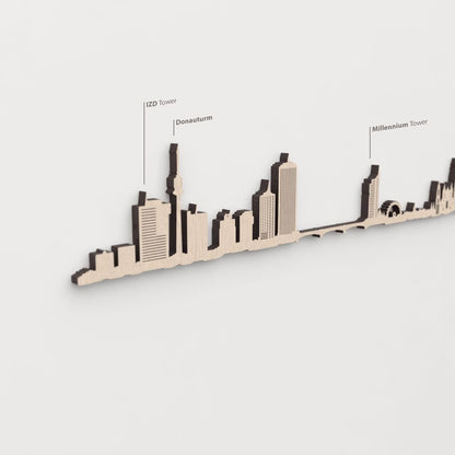 Primer plano del IZD Tower en la silueta de madera de Wien.