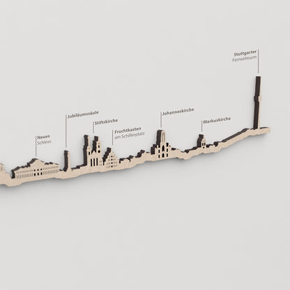 Skyline Stuttgart – primer plano de Jubiläumssäule en madera natural.