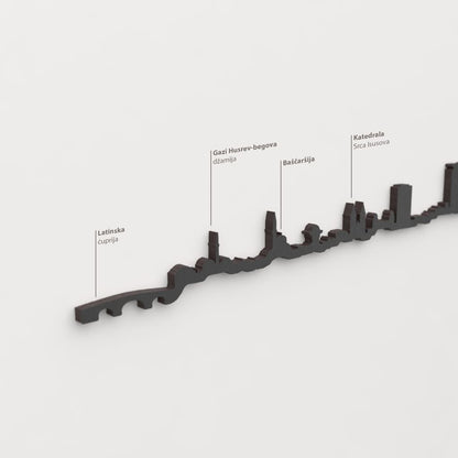 Skyline Sarajevo – detalle de la Katedrala Srca Isusova en madera negra.