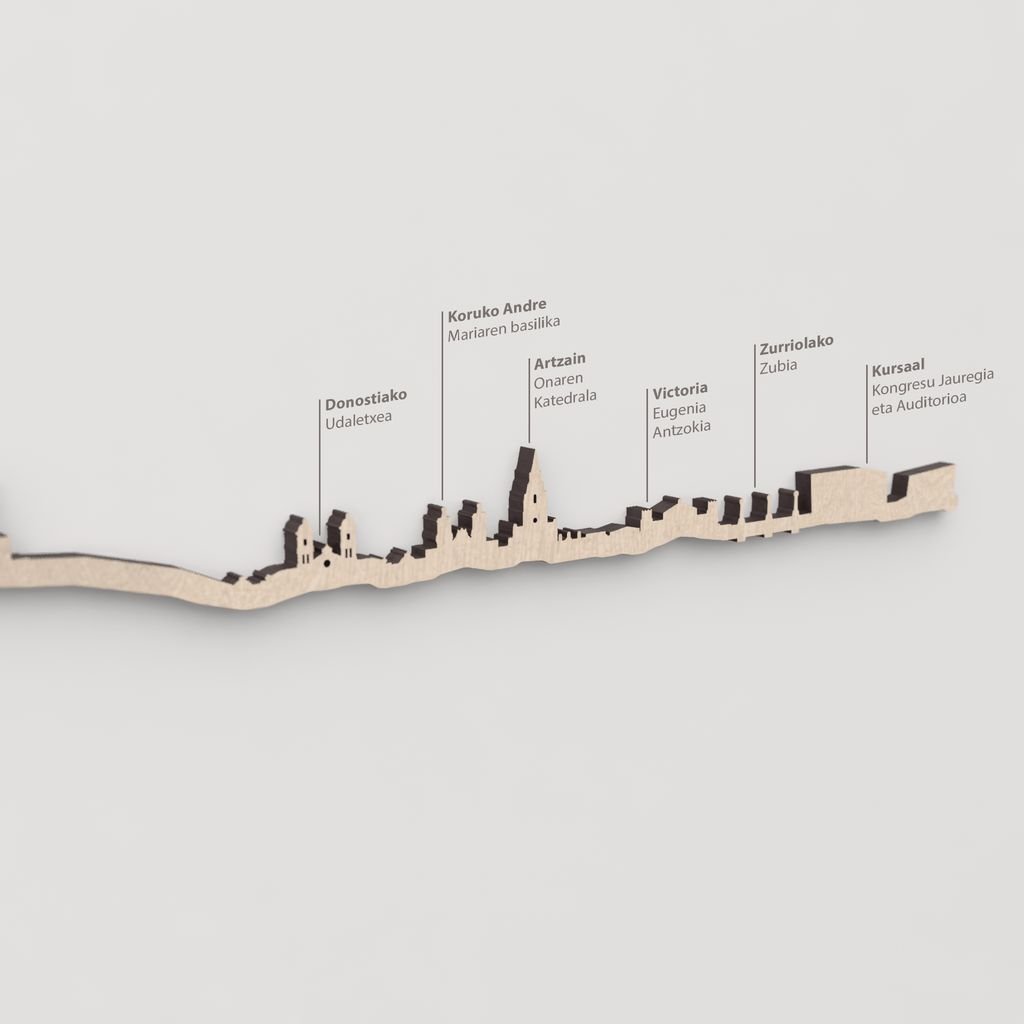 Vista del Kursaal en la silueta decorativa de Donostia en madera natural.