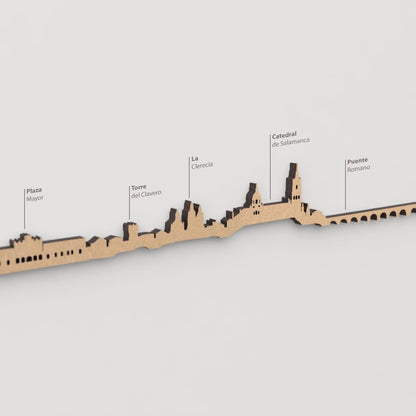 Vista detallada de La Clerecía en el skyline de Salamanca color marrón.