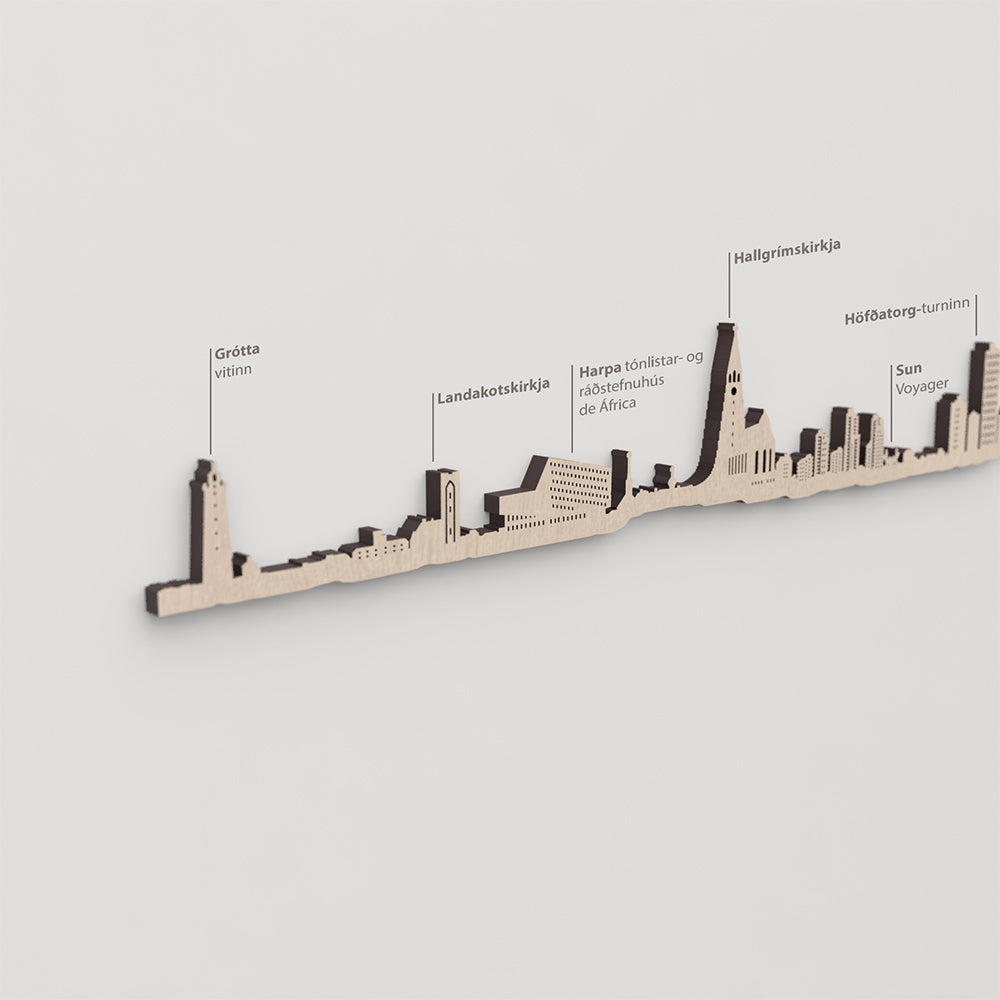 Skyline Reikiavik – primer plano de Landakotskirkja en madera natural.