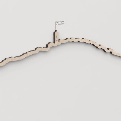 Primer plano en madera natural de la Parroquia el Salvador en El Ballestar.
