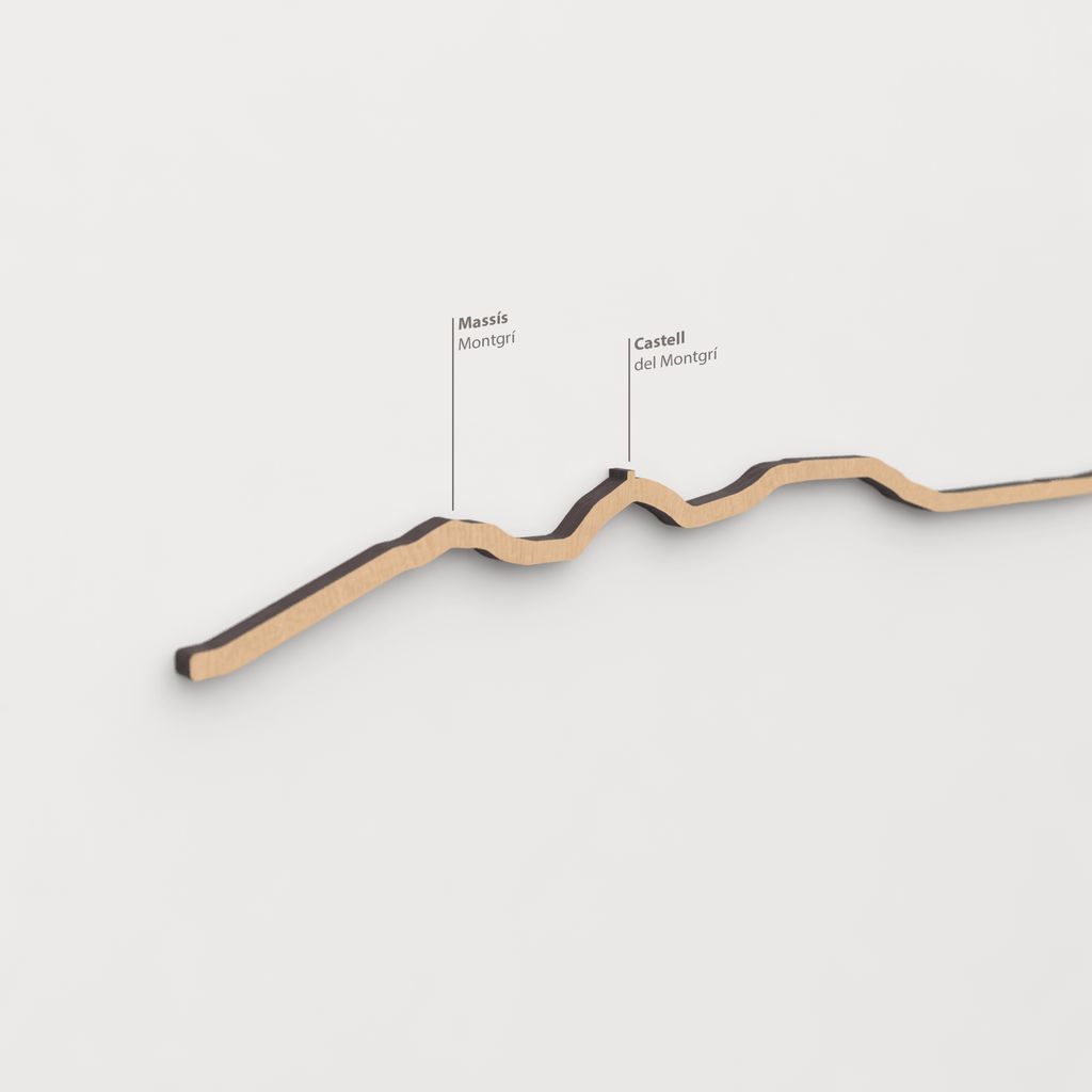 Skyline Massís del Montgrí – detalle de Massís Montgrí en madera marrón.