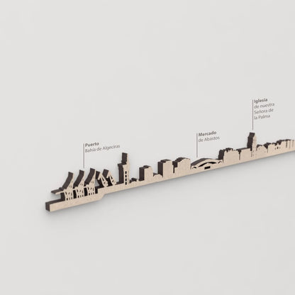 Primer plano del Mercado de Abastos en el skyline de Algeciras en madera.