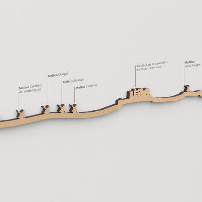 Vista detallada del Molino Vista Alegre y sus compañeros en el skyline de Consuegra marrón.