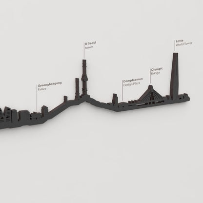 Detalle de la N Seoul Tower en la silueta de madera del skyline de Seoul.