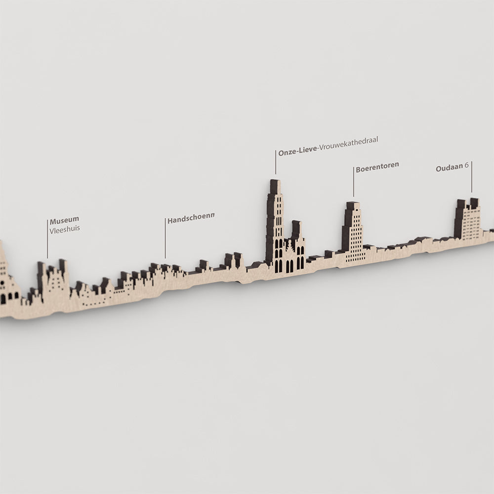 Skyline Antwerp – primer plano de Onze-Lieve-Vrouwekathedraal en madera natural.