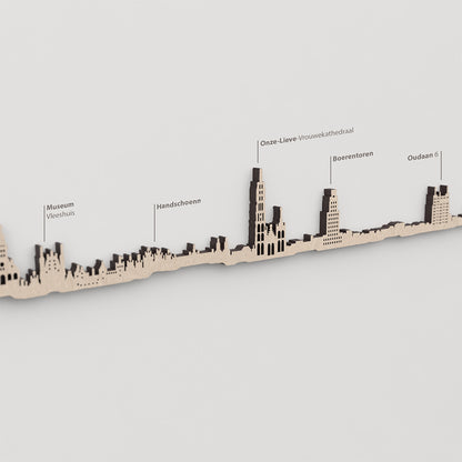 Skyline Antwerp – primer plano de Onze-Lieve-Vrouwekathedraal en madera natural.