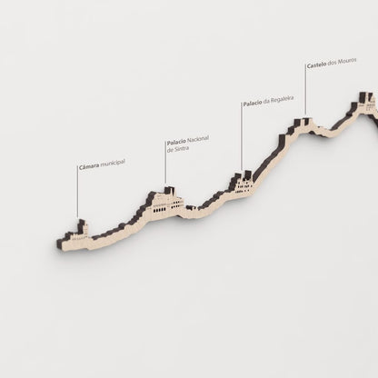 Primer plano del Palacio da Regaleira en la silueta de madera de Sintra.