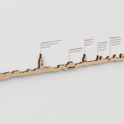 Vista detallada del Palacio de la Diputación en el skyline de Ciudad Real color marrón.