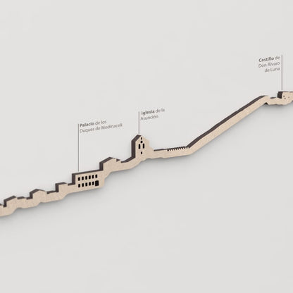 Primer plano del Palacio de los Duques de Medinaceli en la silueta de Cihuela en madera natural.