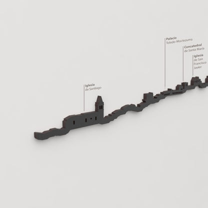 Detalle del Palacio de Toledo-Moctezuma en la silueta de madera del skyline de Cáceres.