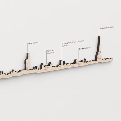 Primer plano del Palazzo Madama en la silueta de madera de Torino.