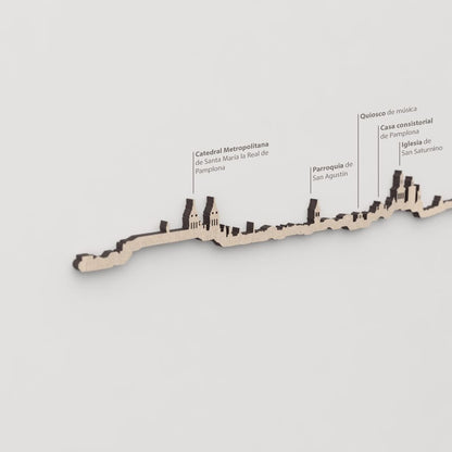 Skyline Pamplona – primer plano de la Parroquia de San Agustín en madera natural.