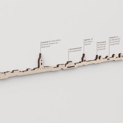 Primer plano de la Parroquia de Nuestra Señora de la Merced en la silueta de Ciudad Real en madera natural.