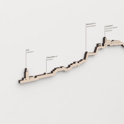 Skyline Ibiza – primer plano de la Plaçoleta de la Torre en madera natural.