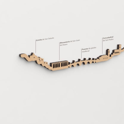 Vista detallada del Puente de piedra medieval en el skyline de Soria color marrón.