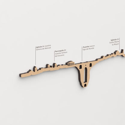 Skyline Ronda – detalle del Puente Nuevo Tajo de Ronda en madera marrón.