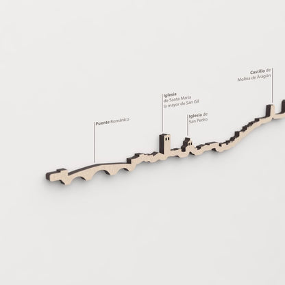Primer plano del Puente Románico en la silueta de madera de Molina de Aragón.