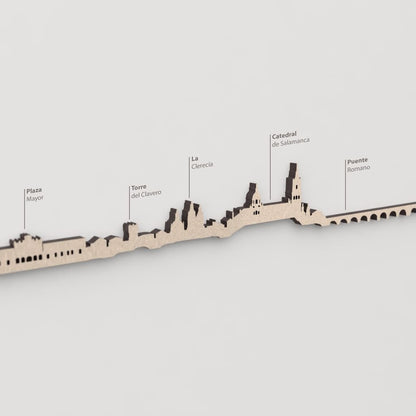 Primer plano del Puente Romano en la silueta de madera de Salamanca.