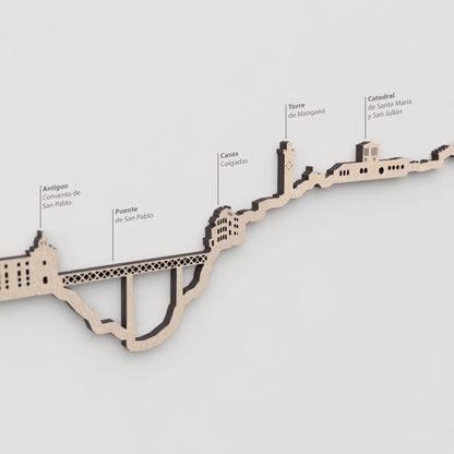 Primer plano del Puente de San Pablo en la silueta de Cuenca cortada en madera.