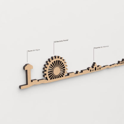 Skyline Albacete – detalle de la Puerta de Hierros en madera marrón.