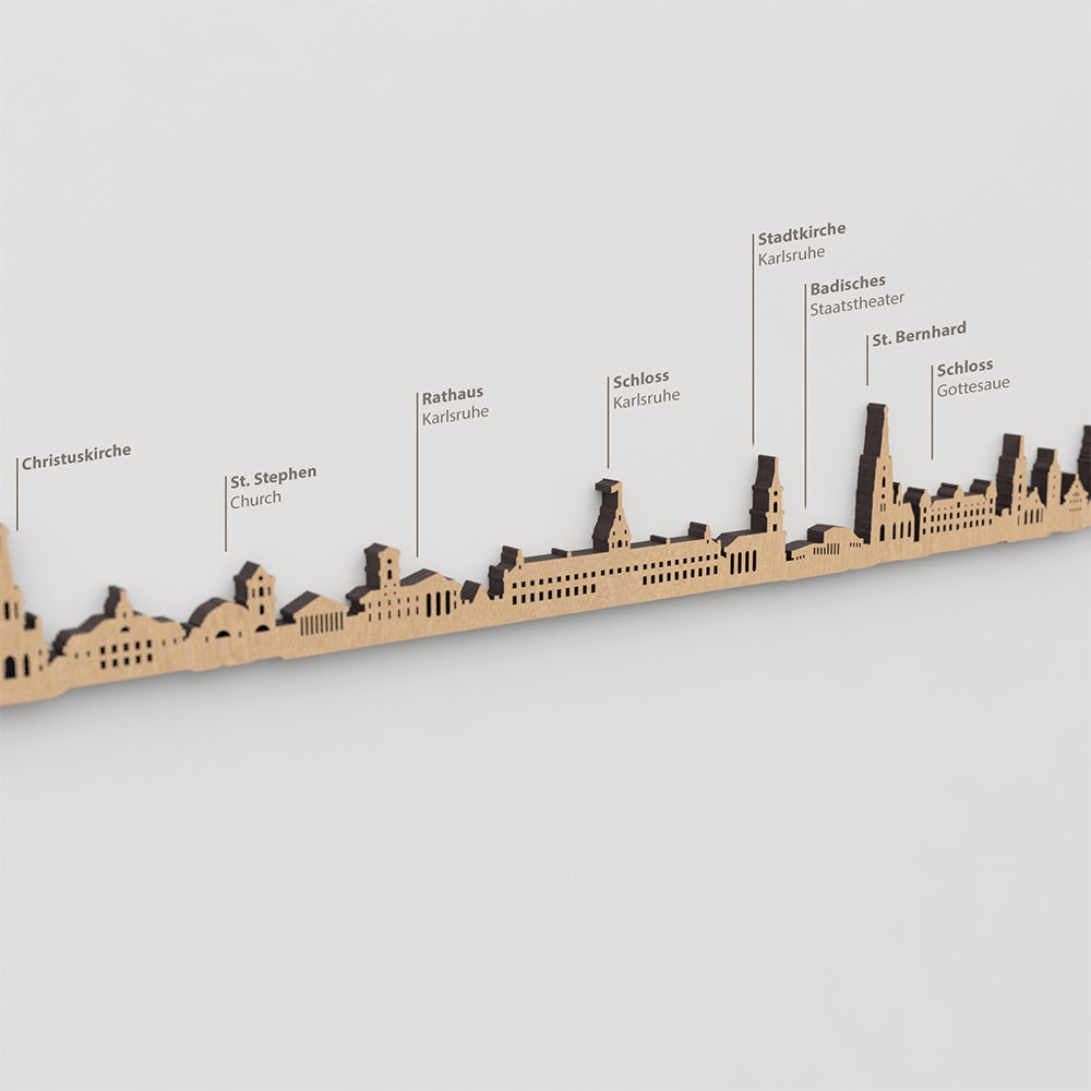 Skyline Karlsruhe – detalle del Rathaus Karlsruhe en madera marrón.