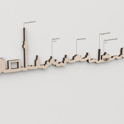 Primer plano del Reichstag en la silueta de madera del skyline de Berlín.