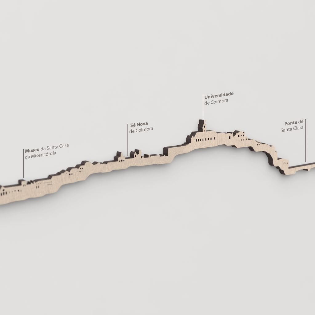 Primer plano de la Sé Nova de Coimbra en la silueta de madera natural de la ciudad.
