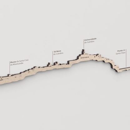 Primer plano de la Sé Nova de Coimbra en la silueta de madera natural de la ciudad.