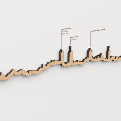 Skyline Gante – detalle de la Sint-Niklaaskerk en madera marrón.