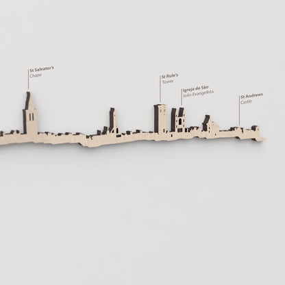 Skyline Saint Andrews – primer plano de St Rule’s Tower en madera natural.