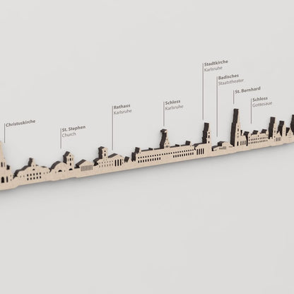 Skyline Karlsruhe – primer plano de la Stadtkirche Karlsruhe en madera natural.