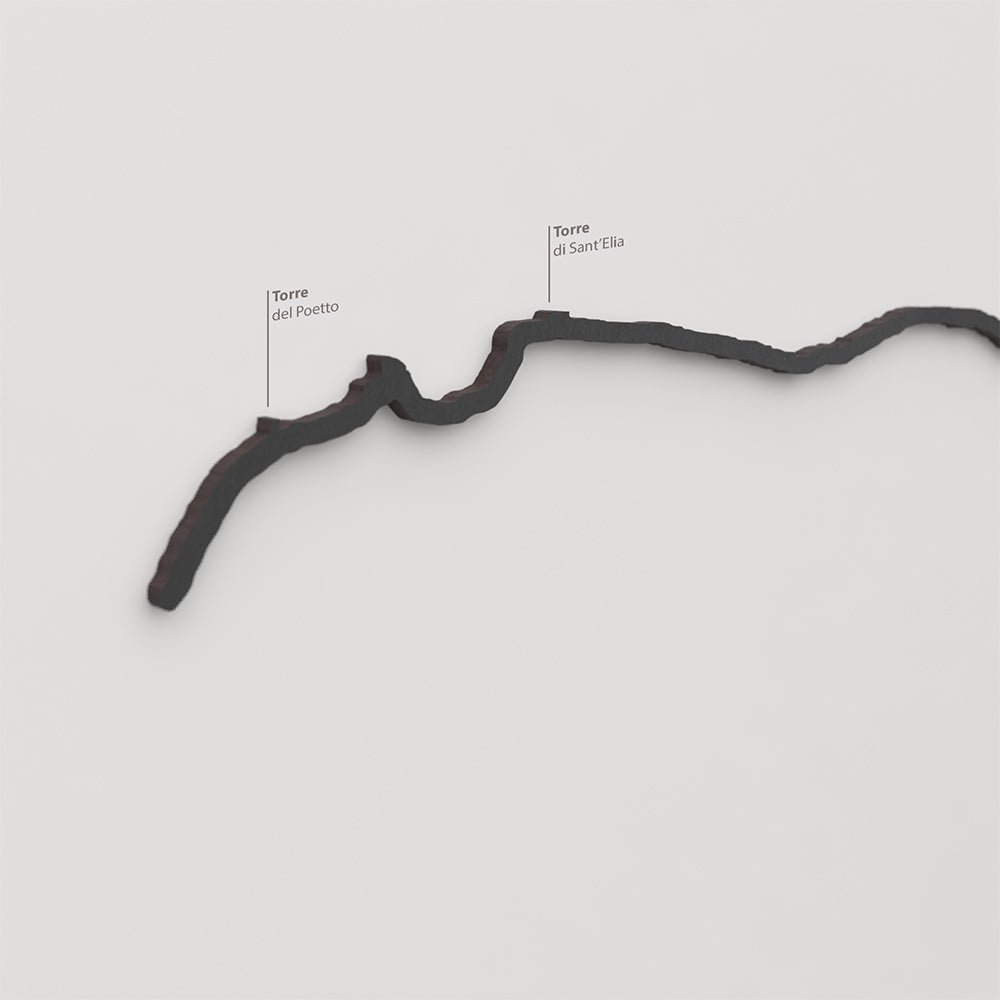 Skyline Sella del Diavolo – detalle de la Torre del Poetto en madera negra.