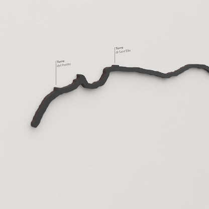 Skyline Sella del Diavolo – detalle de la Torre del Poetto en madera negra.