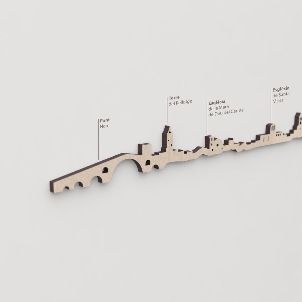 Primer plano de la Torre del Rellotge en la silueta de madera natural de Camprodon.