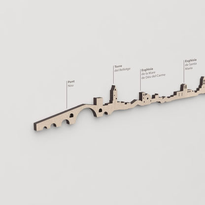 Primer plano de la Torre del Rellotge en la silueta de madera natural de Camprodon.