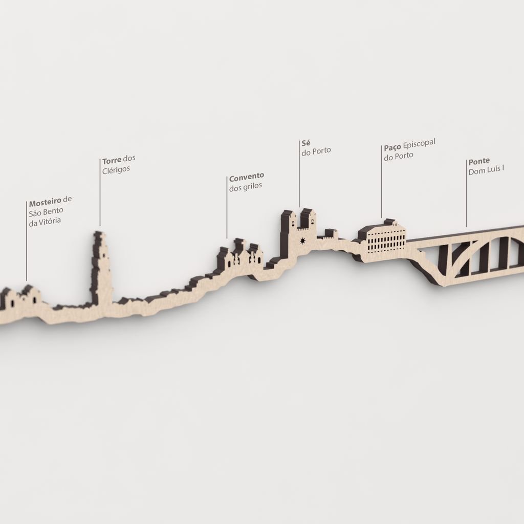 Skyline Oporto – primer plano de la Torre dos Clérigos en madera natural.