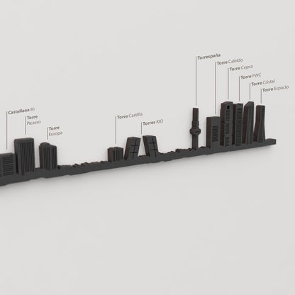 Skyline Madrid – detalle de la Torre Picasso en madera negra.