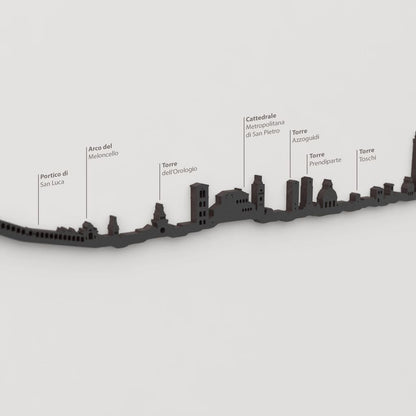 Detalle de la Torre Prendiparte en la silueta de madera del skyline de Bologna.