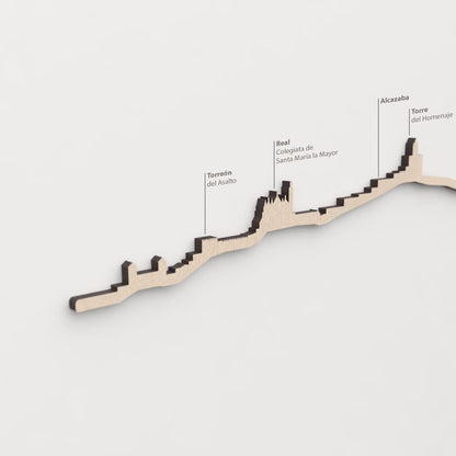 Primer plano del Torreón del Asalto en la silueta de madera de Antequera.