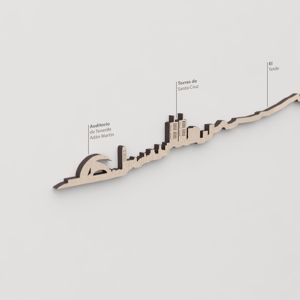 Primer plano de las Torres de Santa Cruz en la silueta de madera natural.