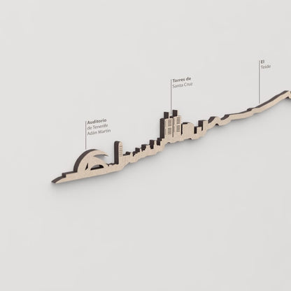 Primer plano de las Torres de Santa Cruz en la silueta de madera natural.