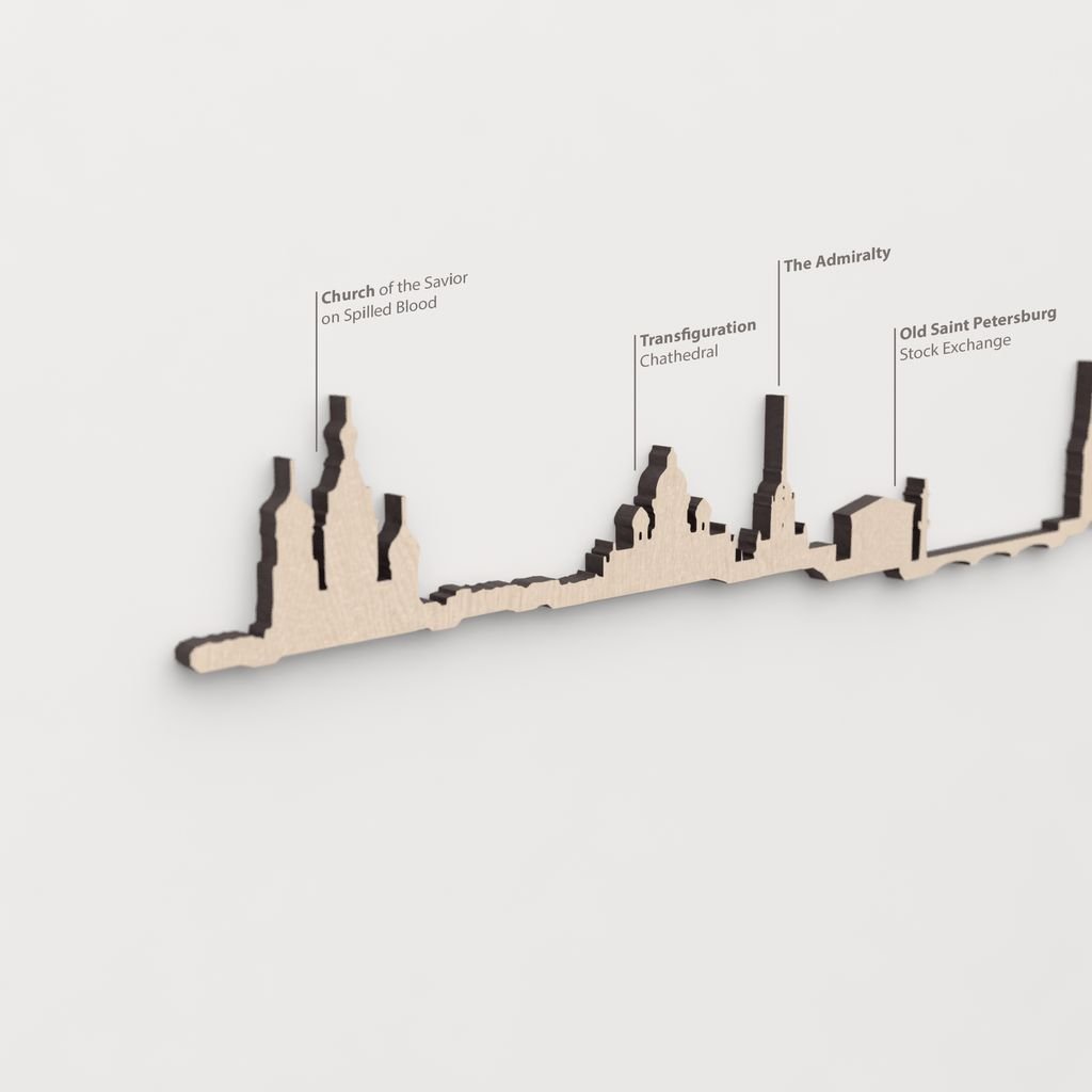 Primer plano de la Transfiguration Cathedral en la silueta de madera de Saint Petersburg.