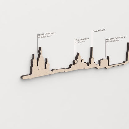 Primer plano de la Transfiguration Cathedral en la silueta de madera de Saint Petersburg.