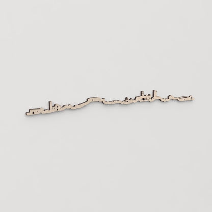 Idea de regalo original: la silueta del skyline de Brihuega en madera natural.